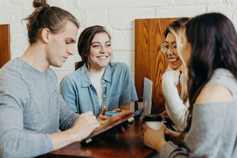 Un groupe de jeunes salariés fait une pause café.